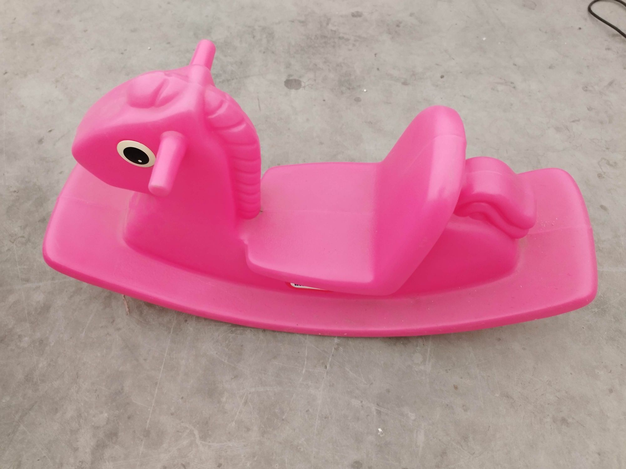 Little Tikes Bujany konik na biegunach różowy plastikowy