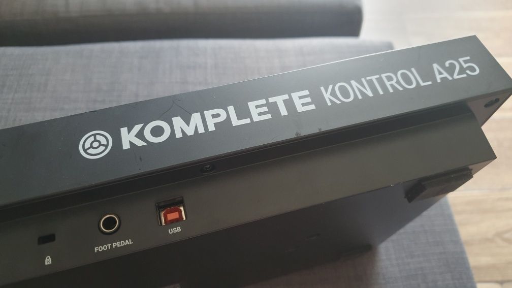 Teclado Komplete Kontrol A25