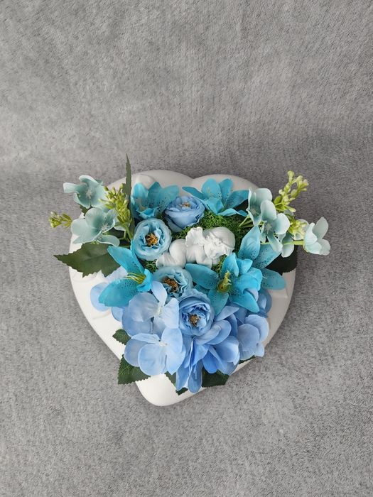 Kompozycja kwiatowa kwiaty sztuczne stroik serce pomnik grób dziecka