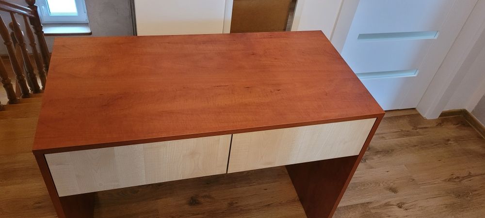 Stylowe biurko / toaletka – idealne do pracy i makijażu