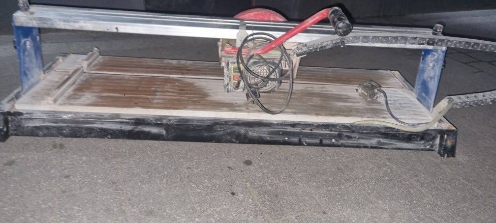 Przecinarka elektryczna do płytek na wodę firmy dedra