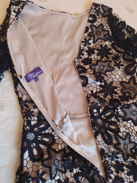 Платье по фигуре, платье-футляр из кружева-шитья.