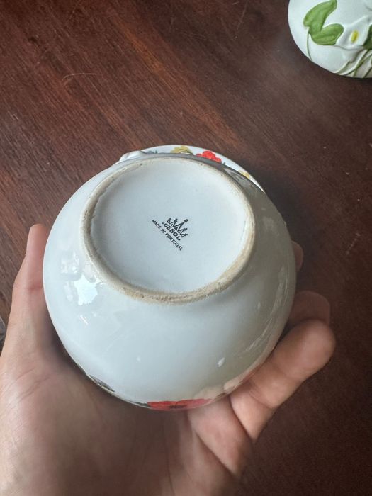 Chávena e pires em porcelana pintadaChávena e pires em porcelana pinta