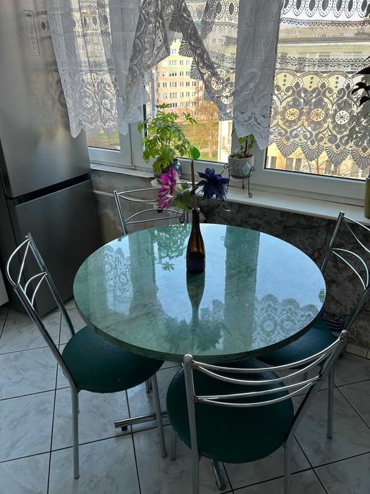 Sprzedam komplet: stół z czterema krzesłami