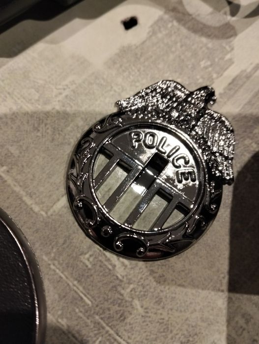 Kit de pistola de fulminantes 
Arma, algemas e distintivo em metal
Col