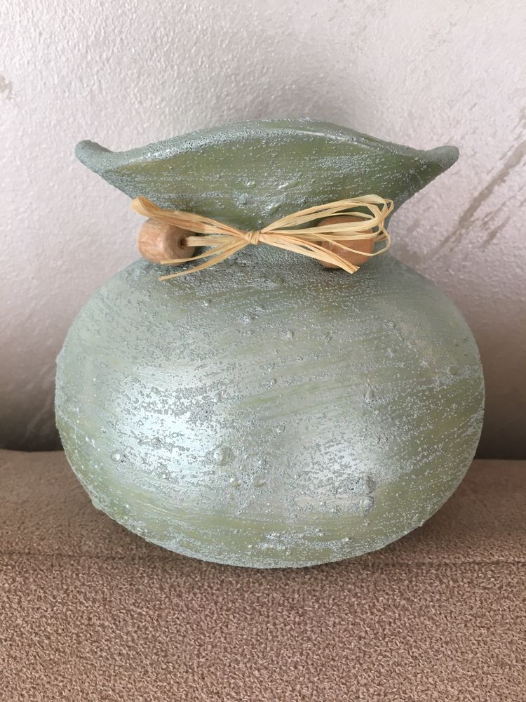 Wazon ceramiczny jasno - zielony z połyskiem z  ptaszkiem w komplecie