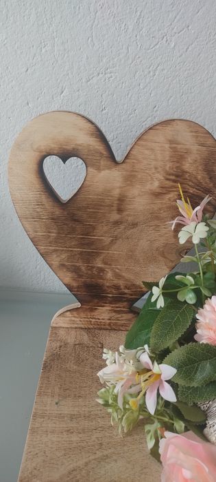 Piękna kompozycja na grób stroik na drewnie