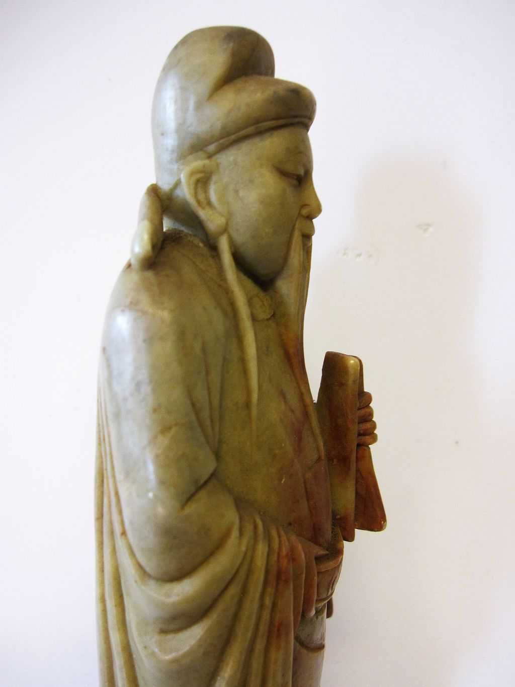 antiga escultura de um sábio asiático em pedra de sabão