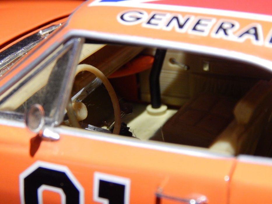 Miniatura 1:18 do Dodge Charger da serie Dukes of Hazzard General Lee