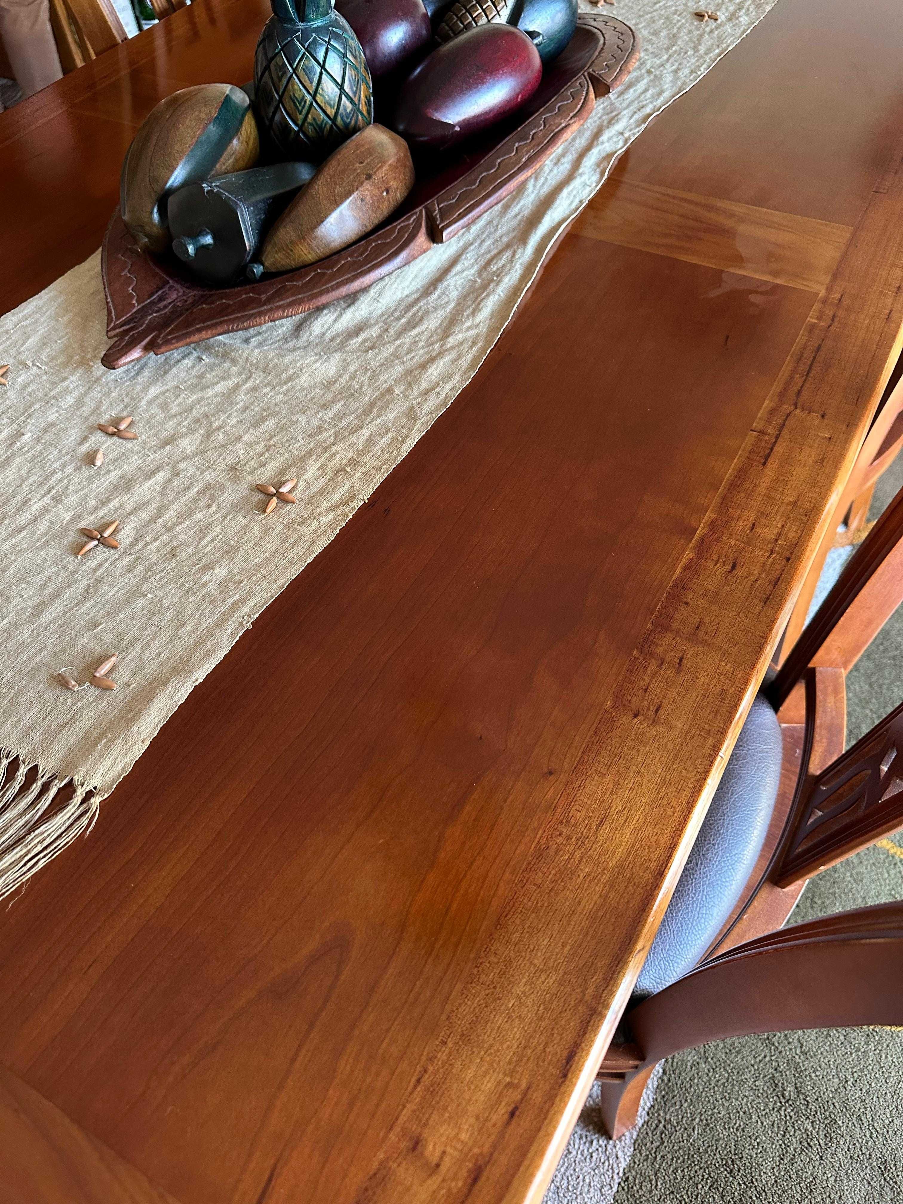 Mesa em Madeira de Cerejeira – Clássica e Robusta