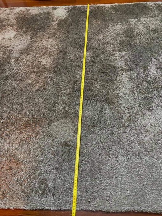 Tapete cinza em bom estado