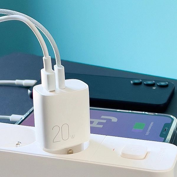 Joyroom szybka ładowarka sieciowa Usb-a Qc3.0 / Usb-c Pd 20w biała (l-