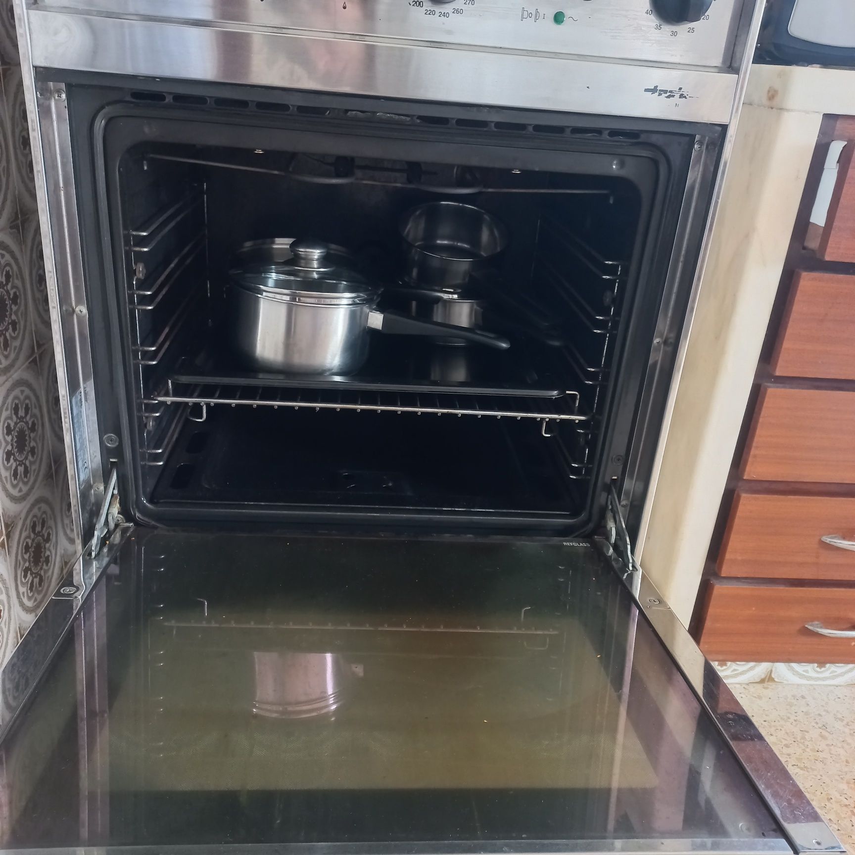 Fogão a gás com forno de 2 funções ( gás e eletricidade)  .