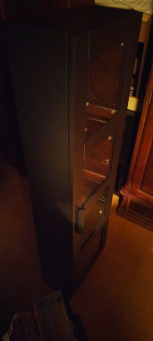 Estante com porta de vidro