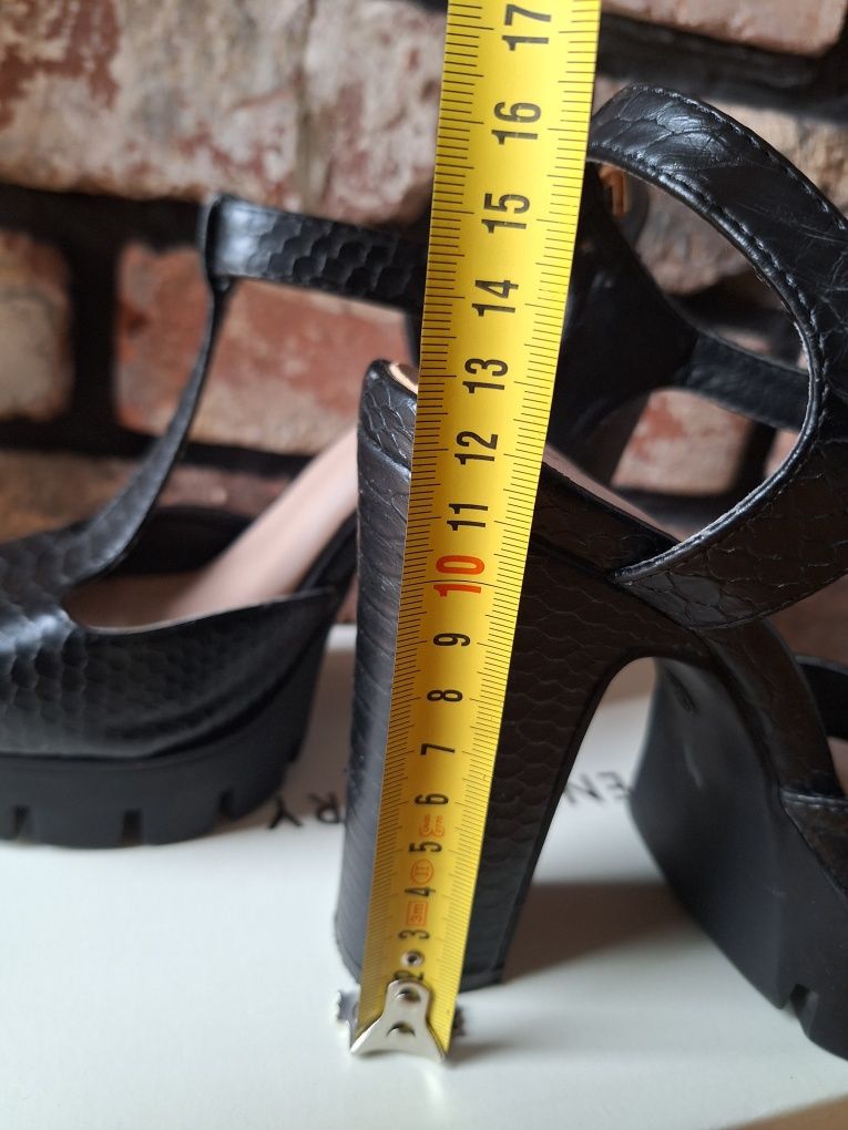 Buty na słupku. Sandały na platformie 38