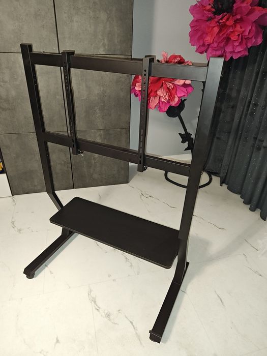 Stojak na telewizor na kolach