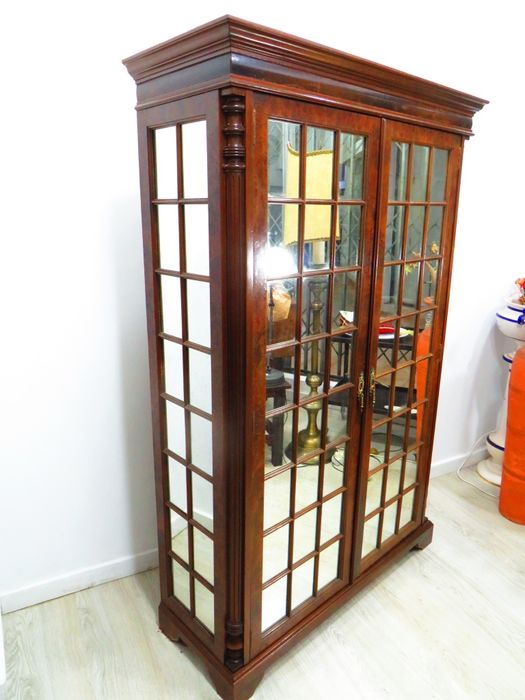 Armário espelhado.