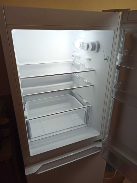 Lodówka Kernau KFRC 13153.1LF W LessFrost 202l - STAN BARDZO DOBRY