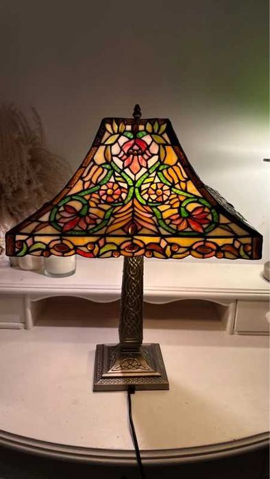 Lampa witrażowa biurkowa stojąca na nodze jak Tiffany klosz z kwiatami