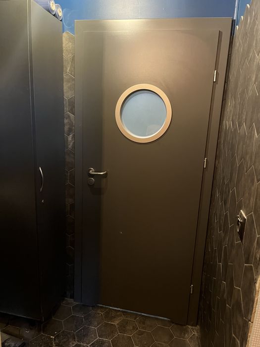 Drzwi z bulajem drzwi pelne z ościeżnicami