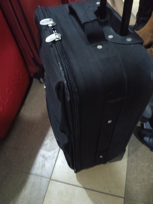 Продам два чемодана на колесах с выдвижной ручкой
