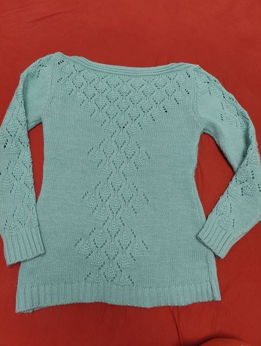 М'ятний в'язаний светр з жемчугом