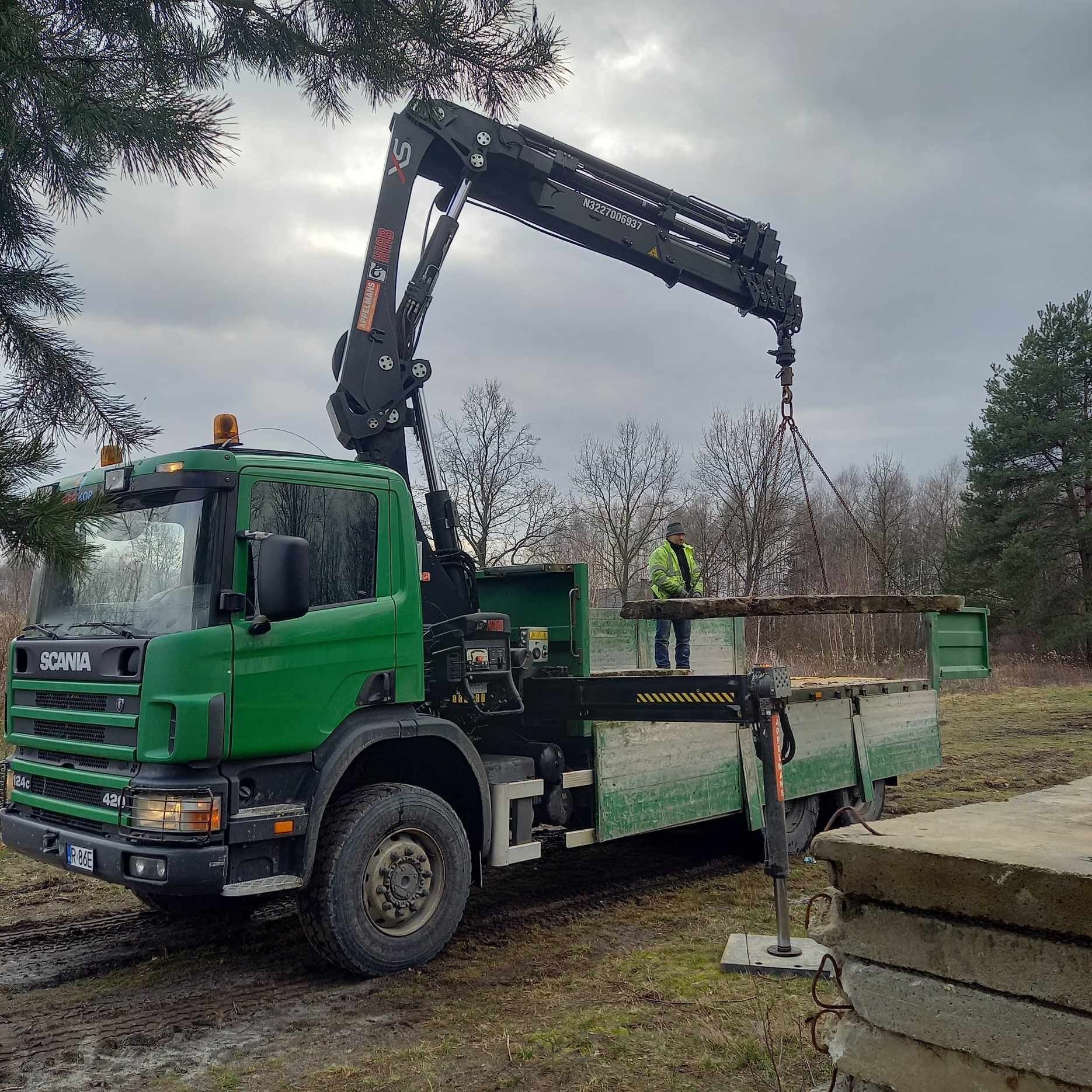 Transport HDS, kontenerów, maszyn, słupy, więźby, wywrotki, hds