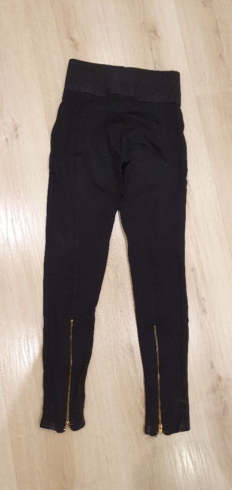 modelujące czarne legginsy ZARA z złotymi zamkami, r. 34