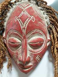 Fantástica máscara africana em madeira esculpida