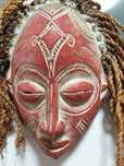 Fantástica máscara africana em madeira esculpida