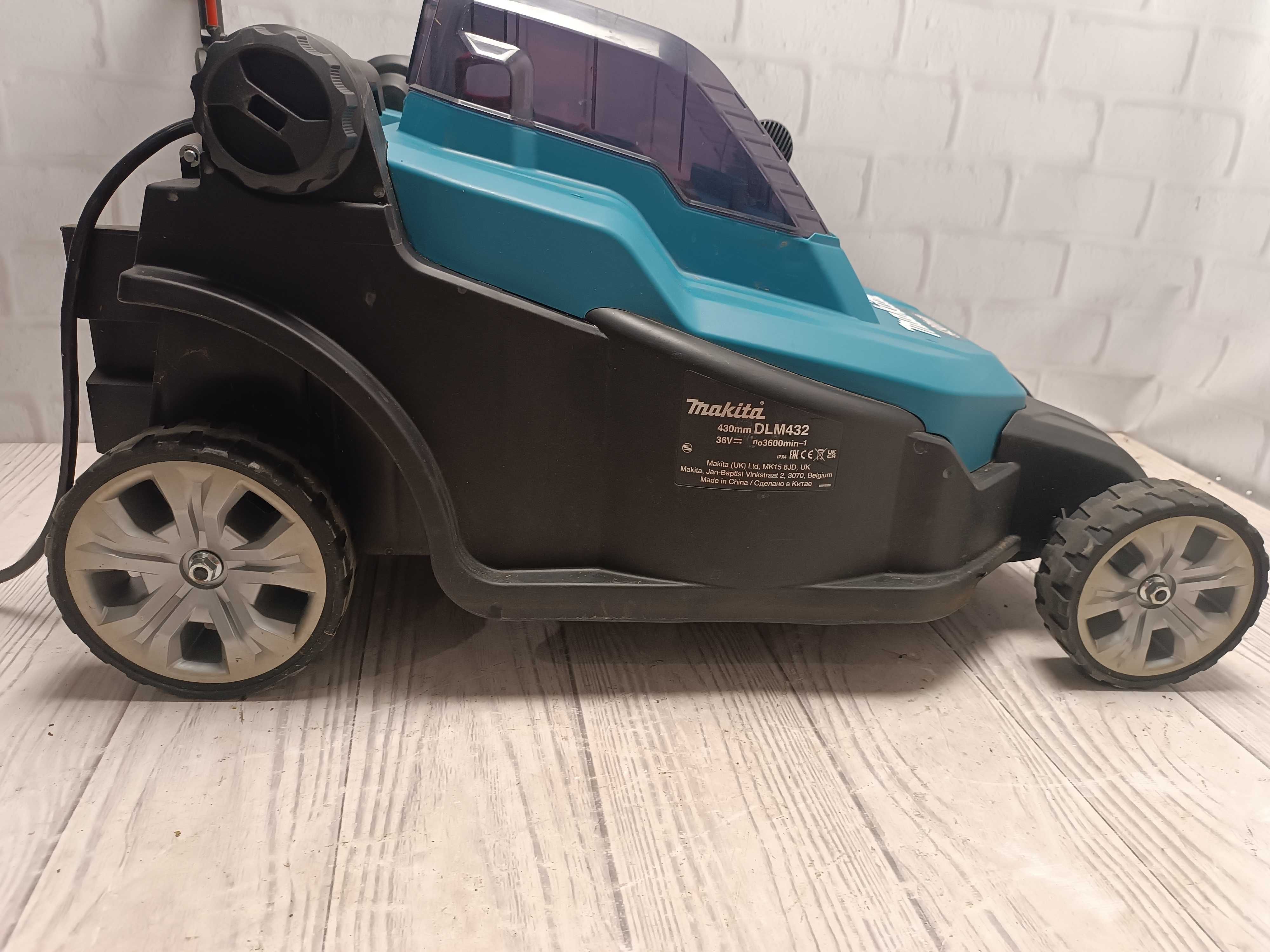 Makita DLM432PT2  акумуляторна газонокосарка АКБ + ЗП ширина 43 см