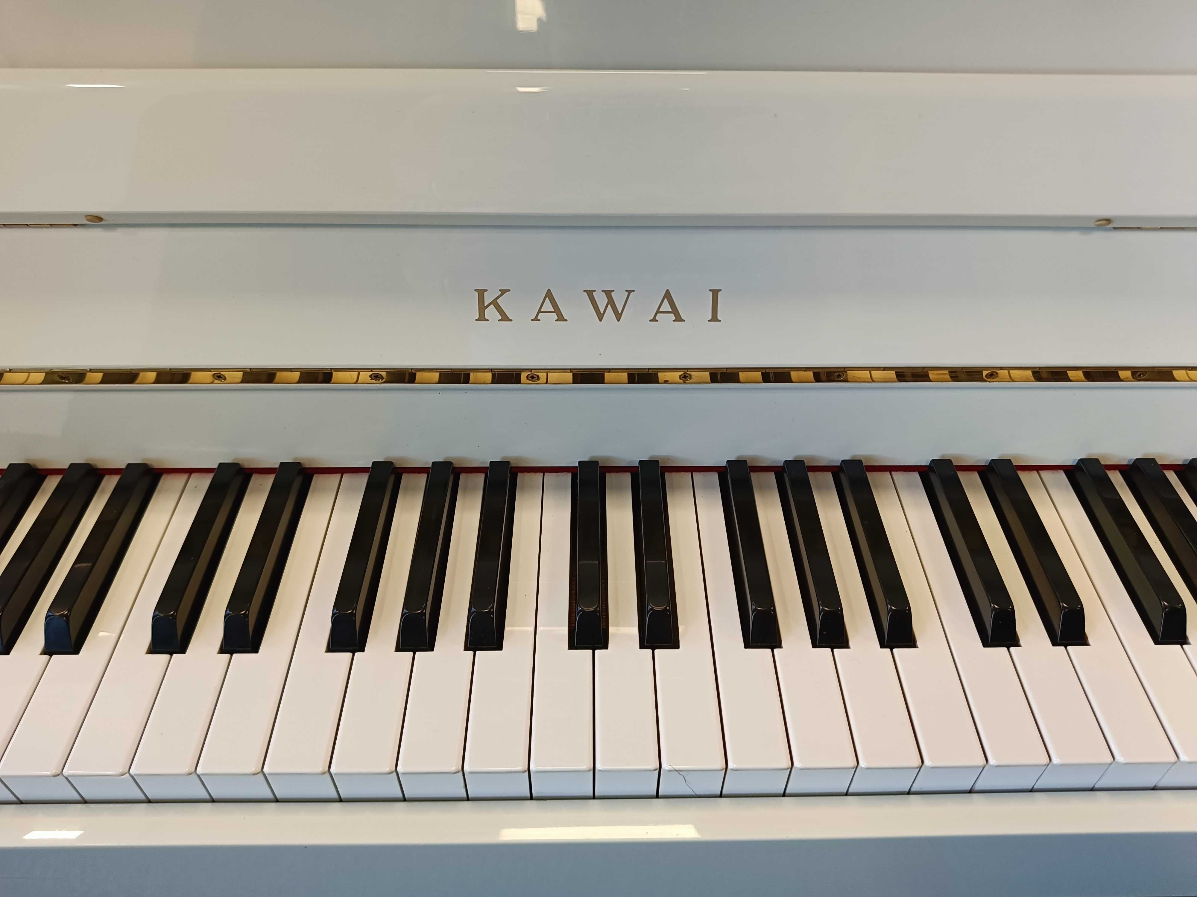 Białe pianino Kawai