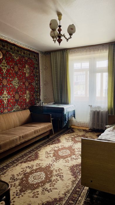 Продається трикімнатна квартира