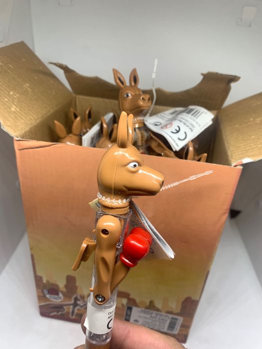 canetas com luz led e canetas canguru. escritório, criança, escola.