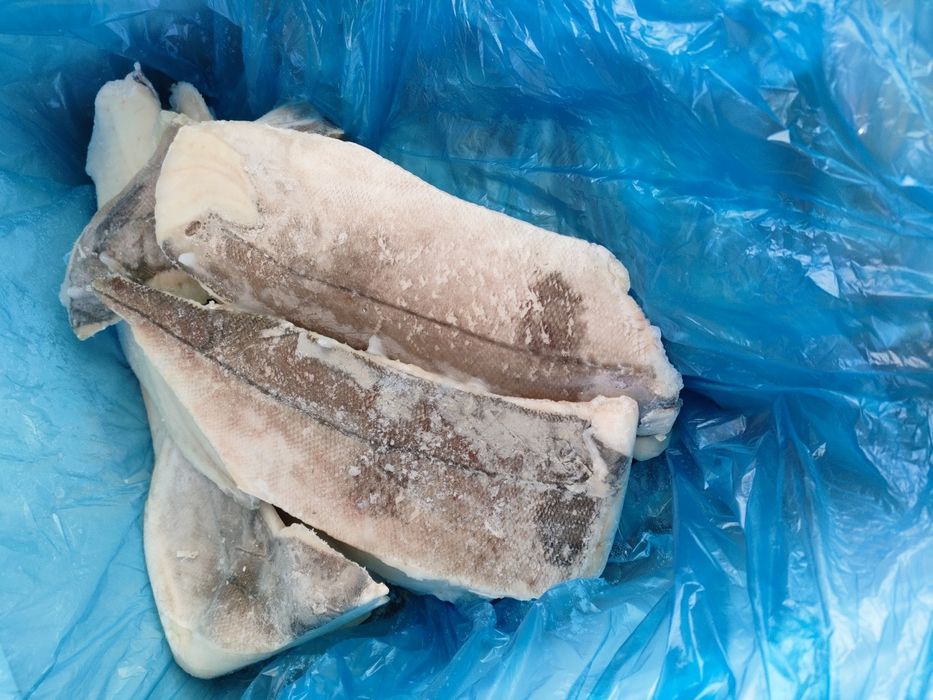 Dorsz filet ze skórą mrożony.