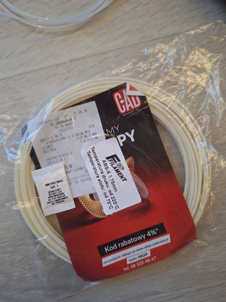 Próbki i resztki filamentu do drukarki 3D