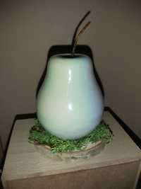 Ceramiczna gruszka na plastrze drewna z chrobotkiem