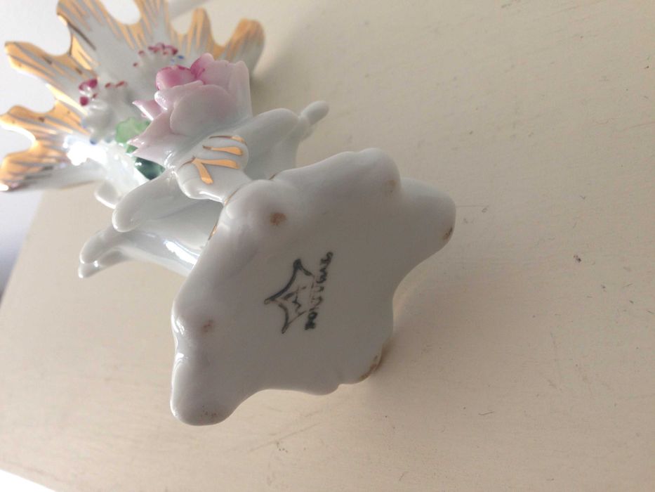 Par de jarras e par de castiçais, em porcelana floral, década 1960.