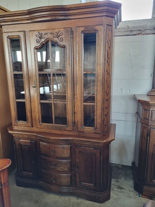 zestaw jadalnia drewniana komoda stół krzesła witryna