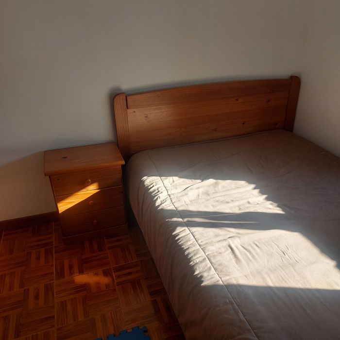 Cama de casal em madeira maciça,  com colchão e 2 mesas de cabeçeira