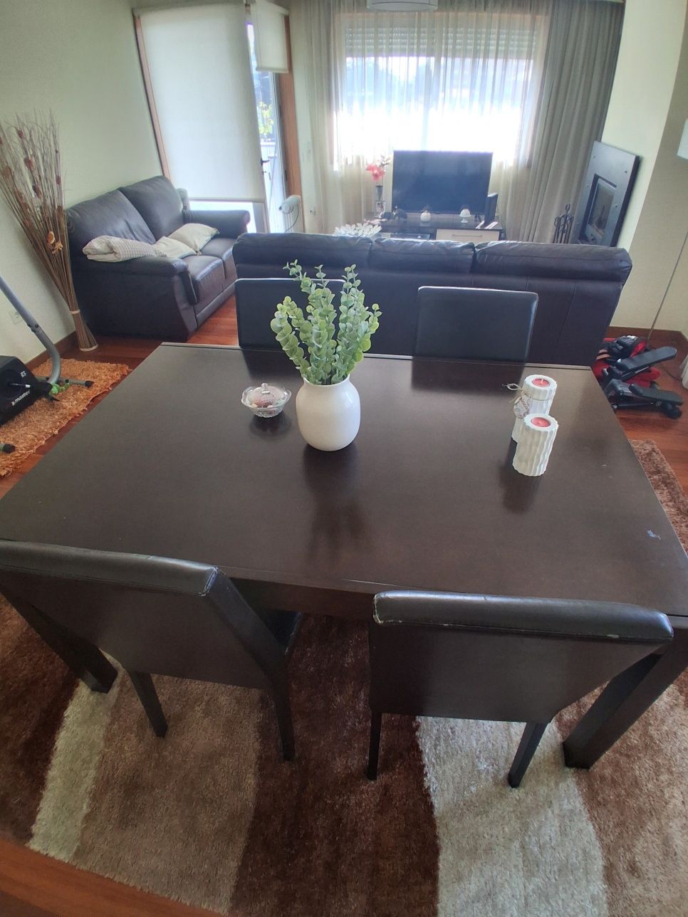 Mobilia de sala:mesa com 4 cadeiras e dois sofas e mesa de centro