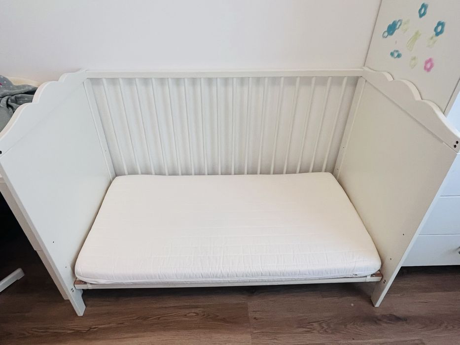 Berço + colchão + roupa de cama