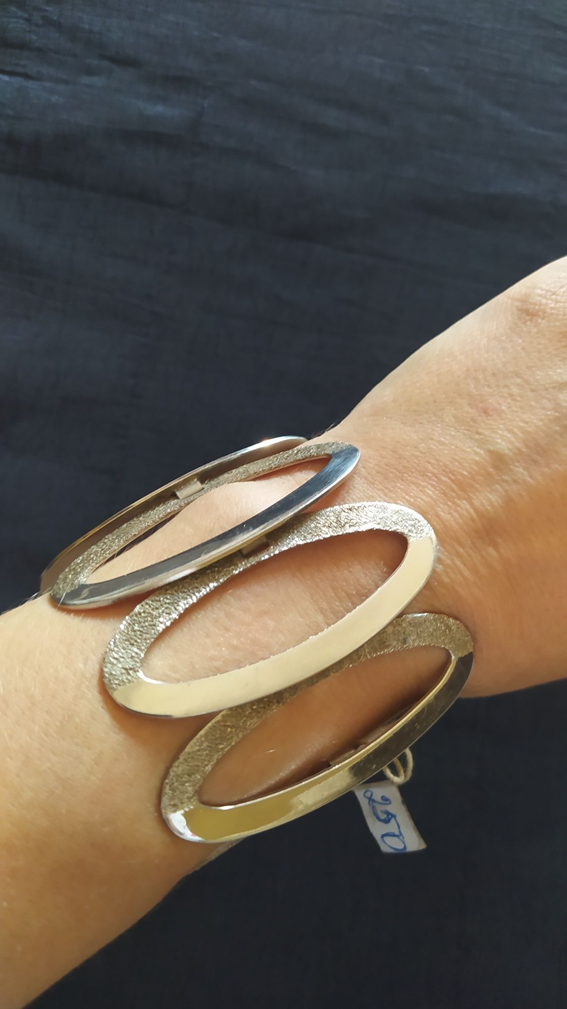 Vários colares e pulseiras em prata