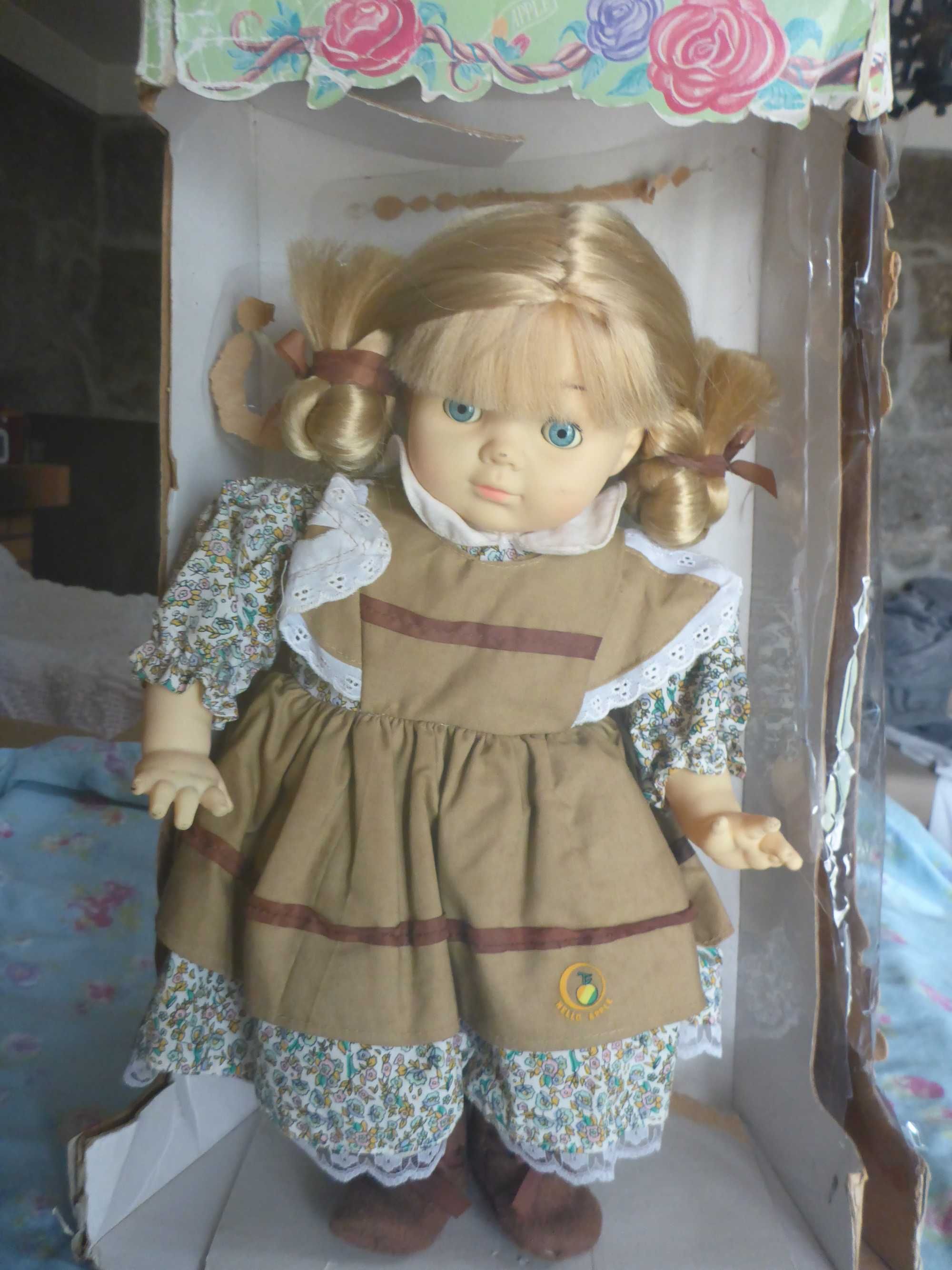 Boneca antiga anos 80, roupas da época Vitoriana - Inglaterra 42cm