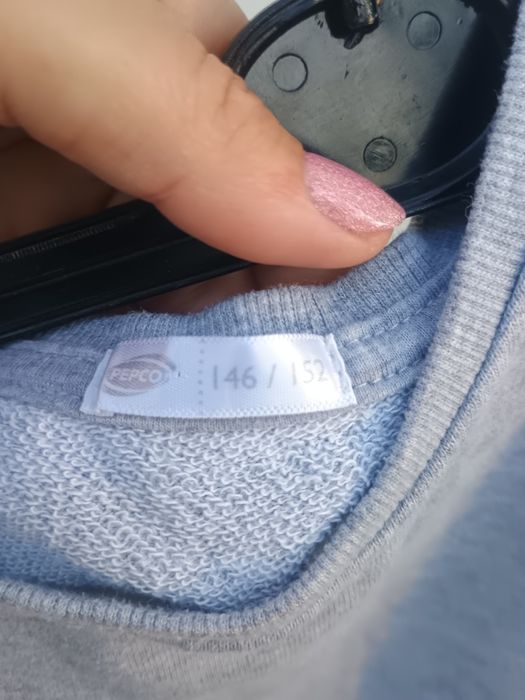 Bluza z rozcięciami na ramionach