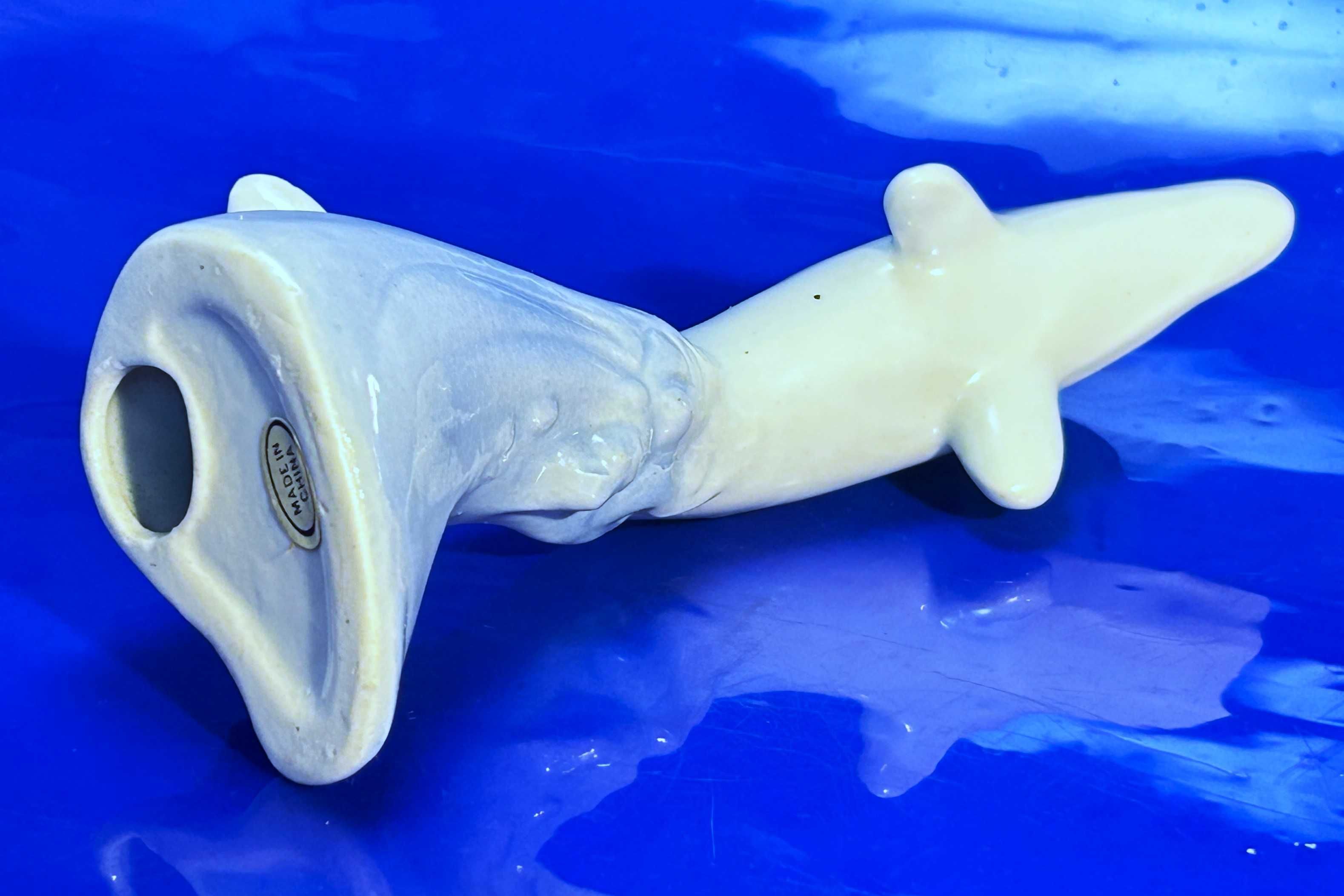 Figurka delfin. Porcelana, szkliwiona zdobiona, kolekcjonerska