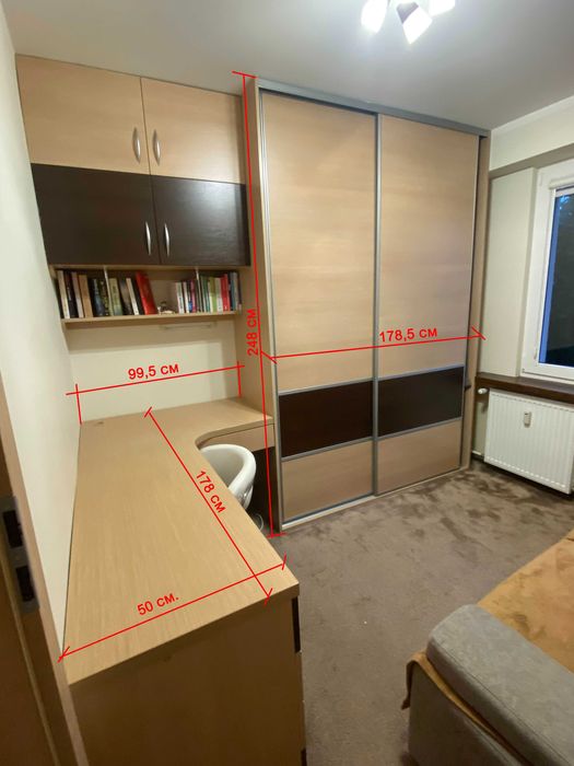 Szafa z drzwiami przesuwnymi , biurko , szafki wiszące