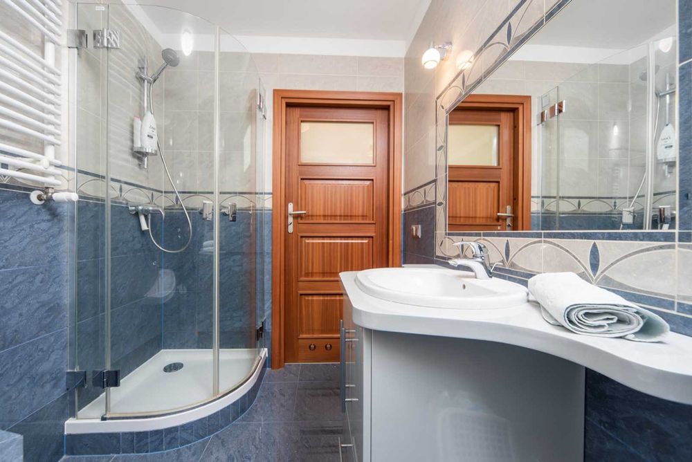 Apartament na wyłączność do 12 osób (5 sypialni+salon) 6 km do Centrum