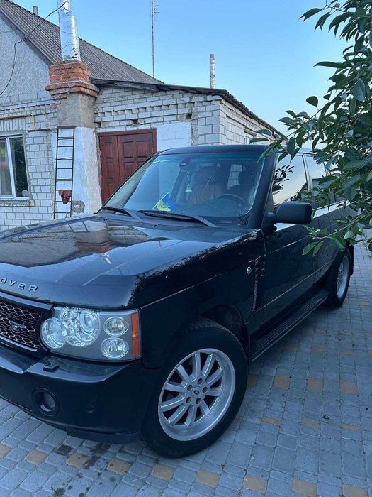 Рендж ровер на ходу розмитнений.