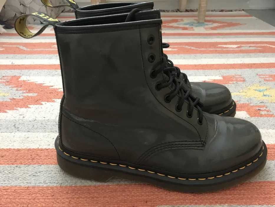 Buty dr.Martens 43; 9; unisex; szare-lakierowane